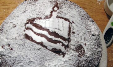 Эконом-торт за 15 минут: как из кефира и варенья сделать десерт, от которого гости не верят, что он домашний