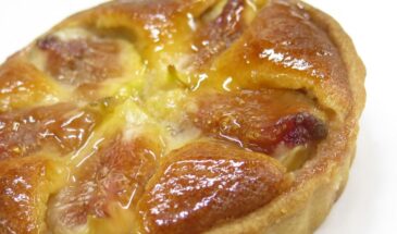 Испекла лимонный пирог и не поверила — он не кислый, а такой нежный, что стал моим домашним фаворитом