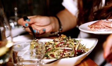 Не два дня и даже не сутки: сколько на самом деле хранятся “Министерский”, “Крабовый” и “Цезарь-ролл с креветками” после Нового года