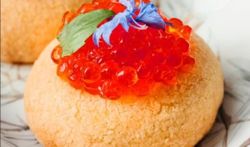 Картофельный шу с красной икрой: не закуска, а повод задержать вилку на секунду дольше. Советуем попробовать. Просто — но не примитивно