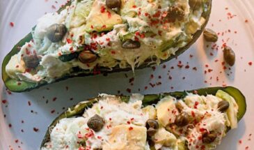 Лодочки из авокадо с копчёной рыбой и каперсами — и вы спокойны, даже если гости у подъезда