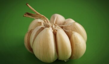 Зимой чистим чеснок — весной спасаем картошку: зачем опытные дачники не выкидывают шелуху