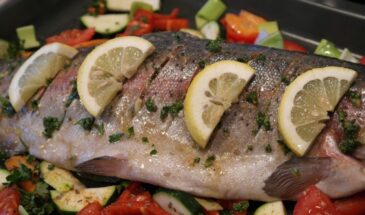 Как правильно запечь рыбу целиком в духовке: рецепт сёмги и форели с хрустящей корочкой и сочным мясом