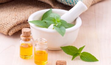 Настроение поднимается за 5 минут — без кофе, спортзала и разговоров с подругой. Достаточно одной капли этого масла на запястье