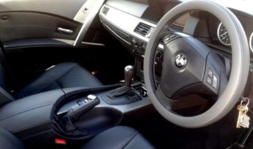 Что кладут под коврики в машине «бывалые» водители зимой: 2 простых лайфхака, которые спасут салон от влаги и ржавчины