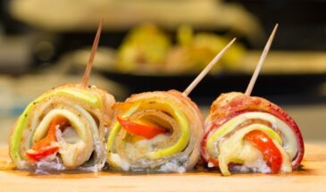 Улитки из лаваша с беконом и сыром за 15 минут — хрустящие, тягучие, безотказные. Идея для праздника и не только