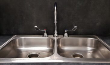 Умные хозяйки застилают слив в раковине бумажным полотенцем — и вот к чему это приводит: 2 проблемы решены за 10 секунд