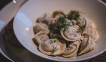 «Не комками и не тряпкой»: секретный рецепт пельменей, после которого вы забудете про магазинные — они получаются сочными, нежными и без резинового привкуса!