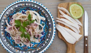 Маринованные кальмары на Новый год: быстрый и эффектный рецепт за 15 минут. Главное — не переварить!