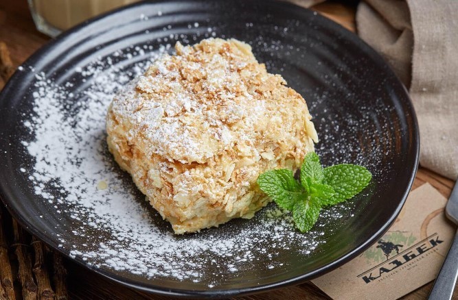 «Наполеон» за 40 минут: никаких коржей в духовке — только слоёное тесто и один секретный трюк