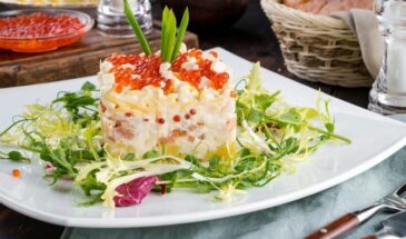 «Морская жемчужина» за 15 минут: салат с кальмарами и икрой, от которого гости не отходят от стола