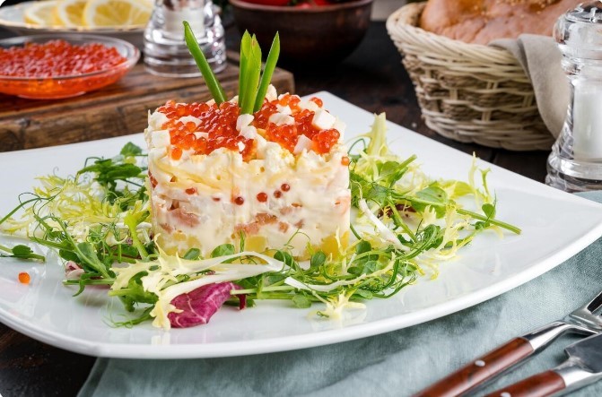 «Морская жемчужина» за 15 минут: салат с кальмарами и икрой, от которого гости не отходят от стола