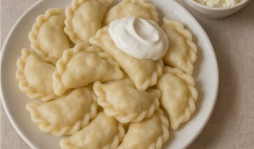 «Вареник шлёпнул в сметану — и рот разинулся сам»: творожные вареники по-домашнему. Просто, быстро, как в детстве