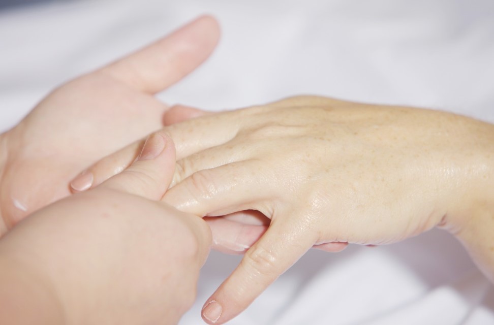 Руки выдают возраст? 5 простых шагов, чтобы выглядеть моложе на 10 лет — и никаких «секретов»