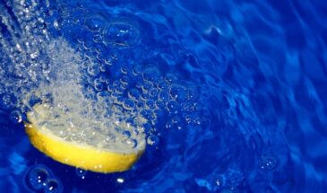 Вода с лимоном по утрам: как она на самом деле влияет на здоровье — врачи рассказали о двойственном эффекте