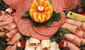 Мясная нарезка — главный «тихий убийца» новогоднего стола: почему она опаснее майонеза и селёдки