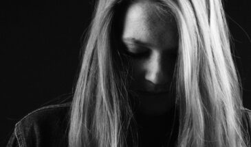 Парикмахер с 40-летним стажем назвал 5 вещей, которые незаметно убивают волосы — №3 делают все по утрам