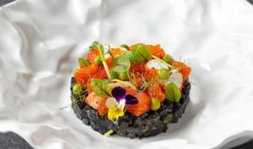 Черный оливье с крабом, тунцом, креветками и копчёной треской: 4 необычных, но простых варианта новогоднего салата