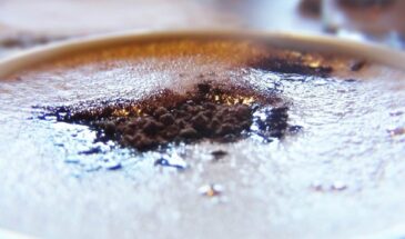 Густой, бархатистый горячий шоколад как в кофейне — за 5 минут и из трёх продуктов: рецепт для настоящего зимнего уюта