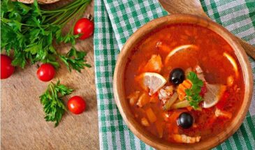 «Вы такую солянку ещё не ели»: гости уплетают за 3 минуты — а не секунды! Наваристый суп с колбасой, лимоном и оливками, от которого в доме наступает зимняя сказка