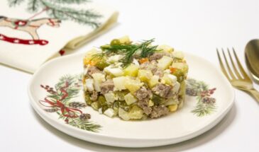 Какой оливье считают «правильным» россияне: с колбасой, говядиной или курицей — результаты свежего опроса