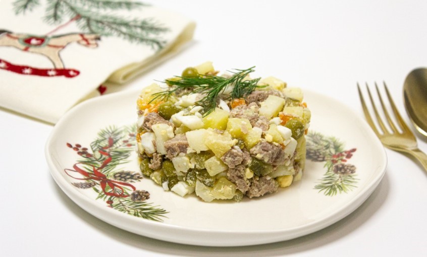 Какой оливье считают «правильным» россияне: с колбасой, говядиной или курицей — результаты свежего опроса