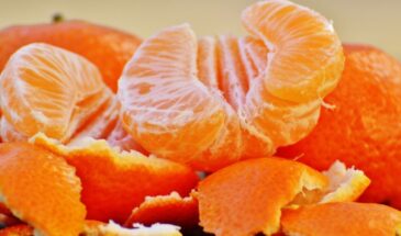 Мандариновые корки — не в мусор, а в банку. Теперь берегу как зеницу ока: из них — мощный чистящий раствор. Уборка без хлопот. Бюджет — в покое