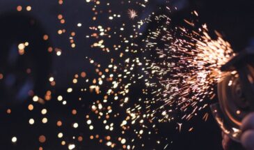 «Мне плохо от ёлки»: почему у одних Новый год включает дофамин, а у других — раздражение и тревогу. Как пережить декабрь — не виня себя за «неправильные» чувства