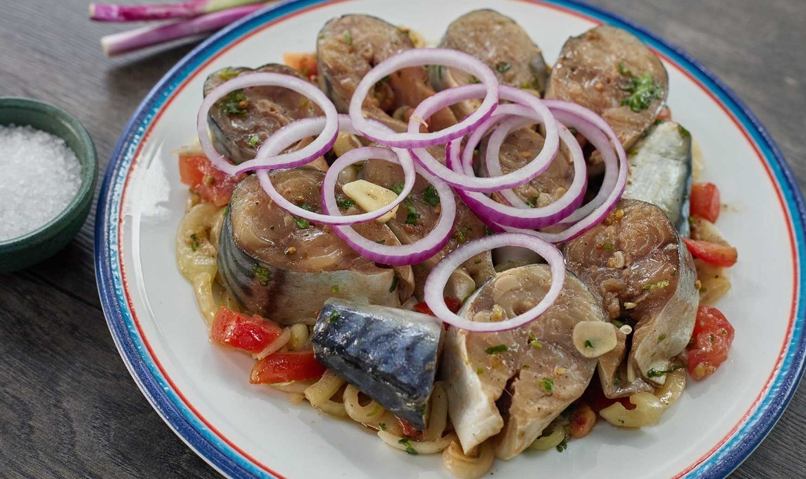 Скумбрия по-царски — нежная, как лосось, но в 5 раз дешевле: секрет в идеальном рассоле и 24 часах в холодильнике