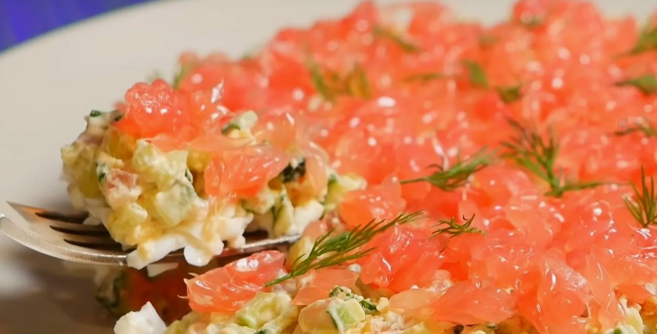 Салат «Золотая рыбка» на Новый год: готовим за 15 минут — разлетается первым, даже быстрее «Оливье»! Рецепт с нежной сметанно-сырной заправкой