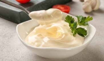 Беру яйца и масло — и за 5 минут получаю вкусный домашний майонез для новогодних салатов