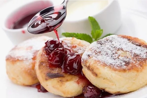 «Сырники-взрыв»: разрезаешь — и вишня хлынула! Готовятся проще простого, а гости думают, что вы всю ночь колдовали