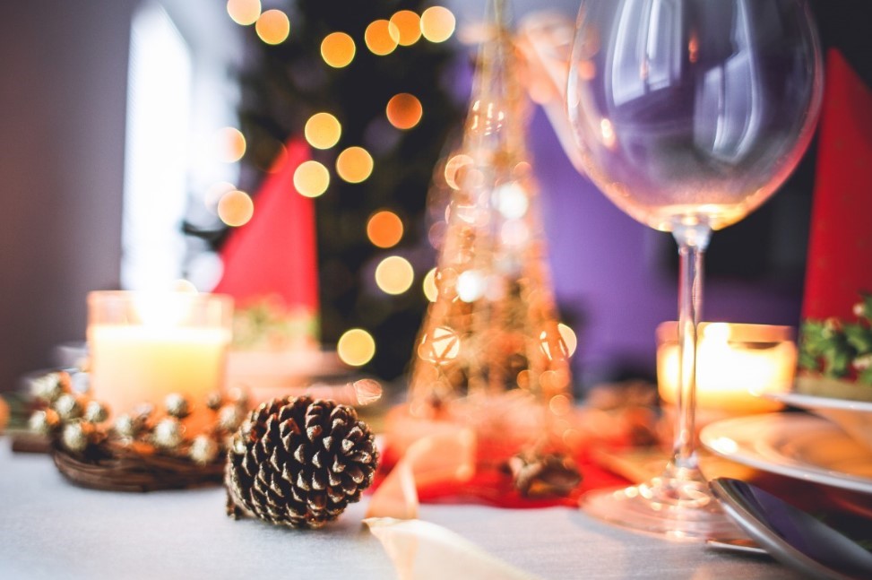 Зачем подавать 12 салатов, если хватит пяти? Разумное новогоднее меню на 6 человек — без переедания и стресса