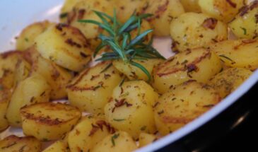 Чтобы картошка в духовке была не бледной, а золотой и хрустящей: 3 простых трюка, которые знают не все