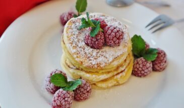 «Делай так, как у нас в деревне» — подруга раскрыла секрет пышных сырников. Главное — не в муке, а в манке и… одном хитром шаге