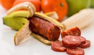 Запечённые в банане колбаски — необычно, сочно и очень вкусно: готовим на гриле за 15 минут