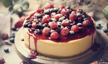 «Молочная девочка» — торт, от которого не отказываются даже те, кто «на диете». Готовится из сгущёнки и трёх яиц. И да, название — не про девочку