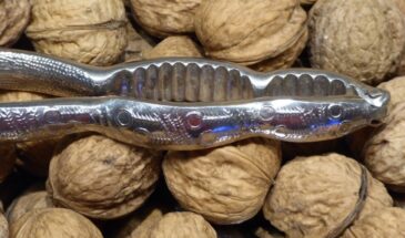 Гора грецких орехов — за 2 минуты? Дедовский способ с кипятком, от которого скорлупа лопается сама и ядра остаются целыми!