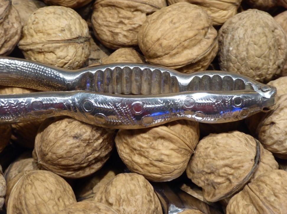 Гора грецких орехов — за 2 минуты? Дедовский способ с кипятком, от которого скорлупа лопается сама и ядра остаются целыми!