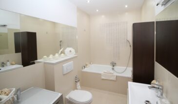 Вы всё это время мыли зеркало неправильно. Всего 1 горошина на ватный диск — и стекло больше не потеет