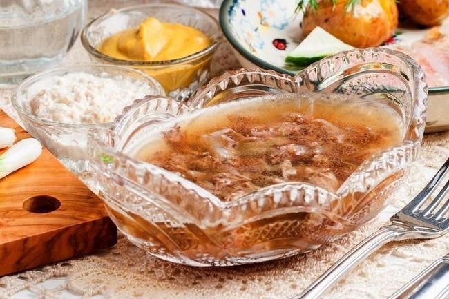 Рецепт заливного, которое не дрожит, не мутнеет и не пахнет луком — а застывает идеально с первого раза. И да, желатин тут ни при чём