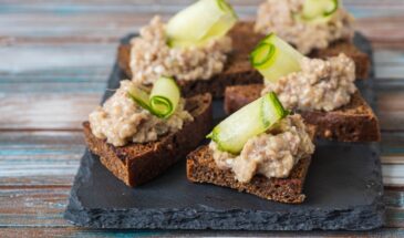 Научили готовить селёдочный паштет — лучшая «намазка» на зиму: проще, чем нарезать селёдку