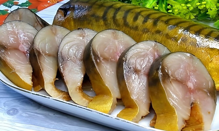 Янтарная скумбрия холодного копчения: рецепт северных моряков, от которого магазинная рыба кажется подделкой