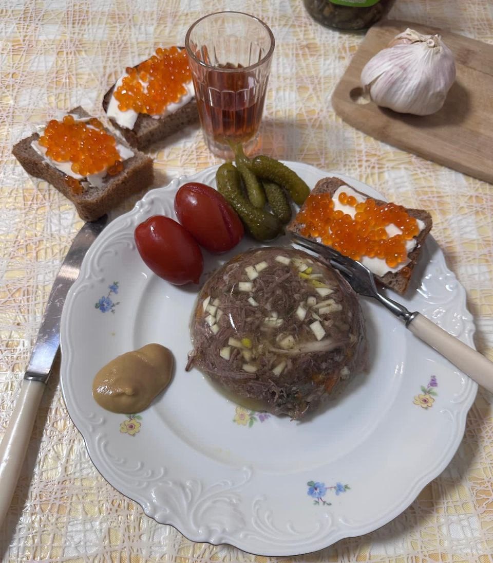 Секреты кристально чистого и крепкого холодца: без желатина, но застывает так, что нож дрожит — проверено на трёх поколениях