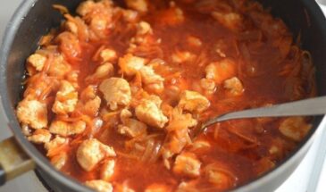 Гуляш из курицы за 30 минут — нежный, ароматный и без лишних калорий! Идеален с пюре