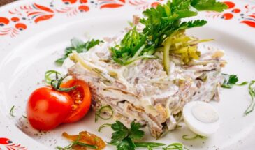 Салат, от которого гости просят рецепт! «Министерский» с яичными блинчиками — вкуснее «Оливье» и готовится за 20 минут