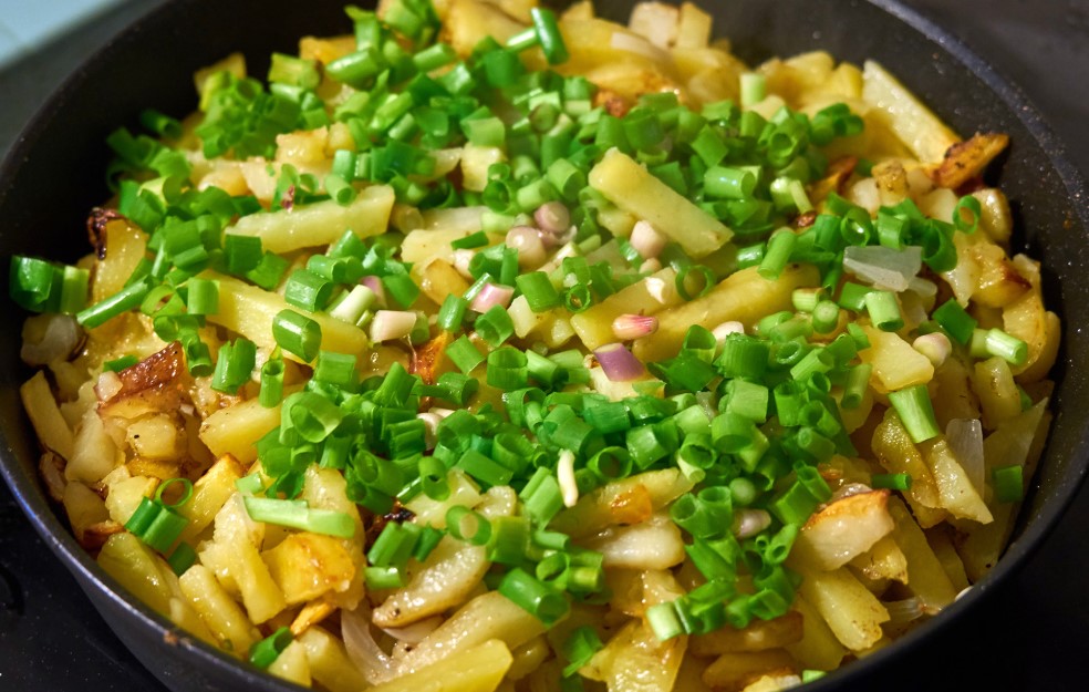 Жареная картошка с хрустящей корочкой — и всего три ложки муки вместо лишнего масла