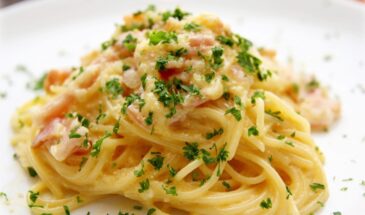 Белый соус, золотой желток, чёрный перец — почему эту пасту теперь едят вместо оливье