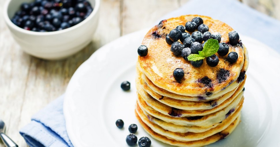 «Сметают со стола за минуты»: Оладьи с восточным соусом, которые заменят конфеты — готовятся за четверть часа