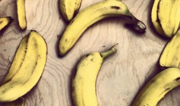 «Не выкидывайте шкурки!»: Что делают с банановой кожурой садоводы каждую зиму — цветы зацветут в феврале